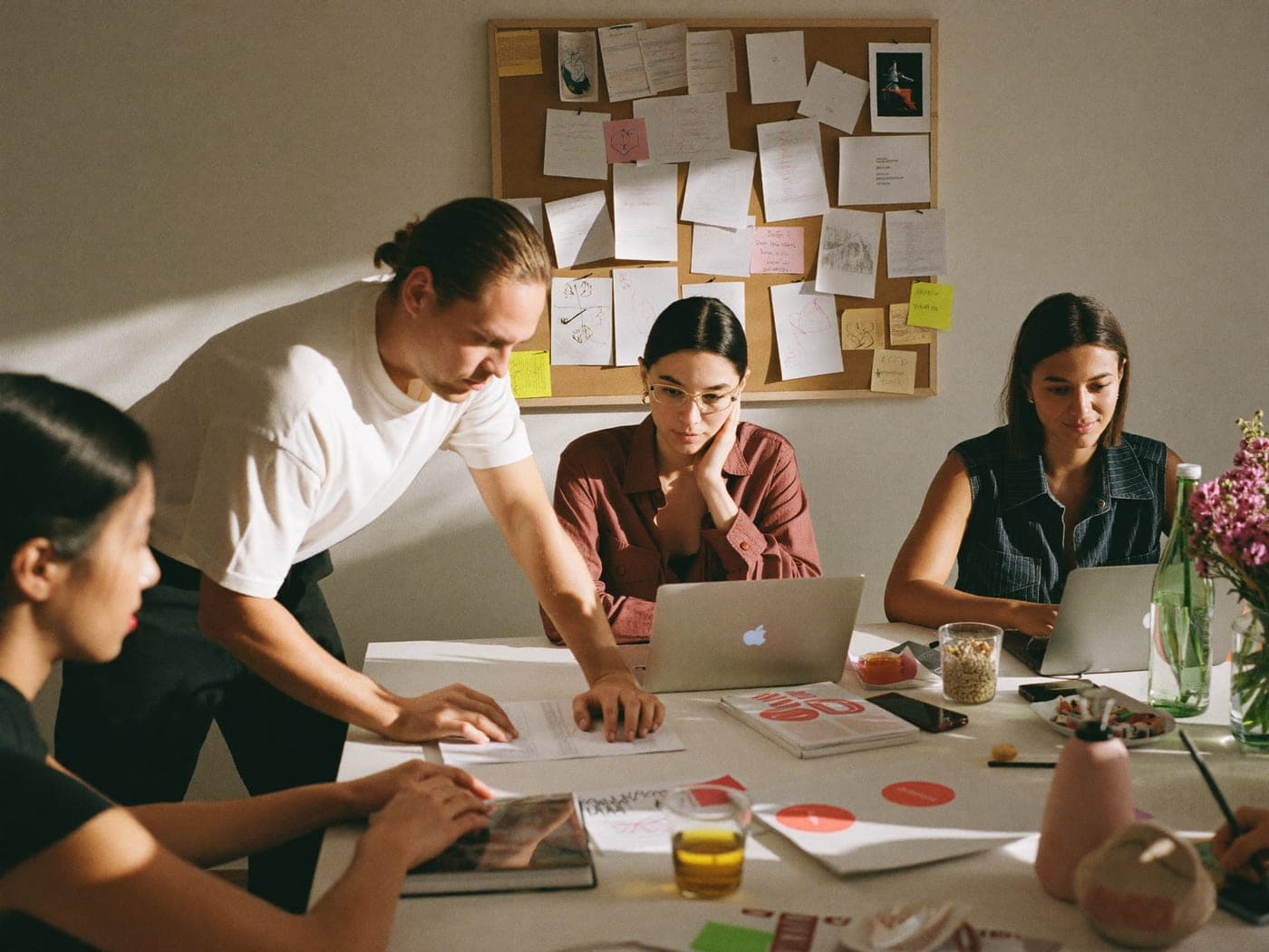 Vita in agenzia, momento di lavoro condiviso